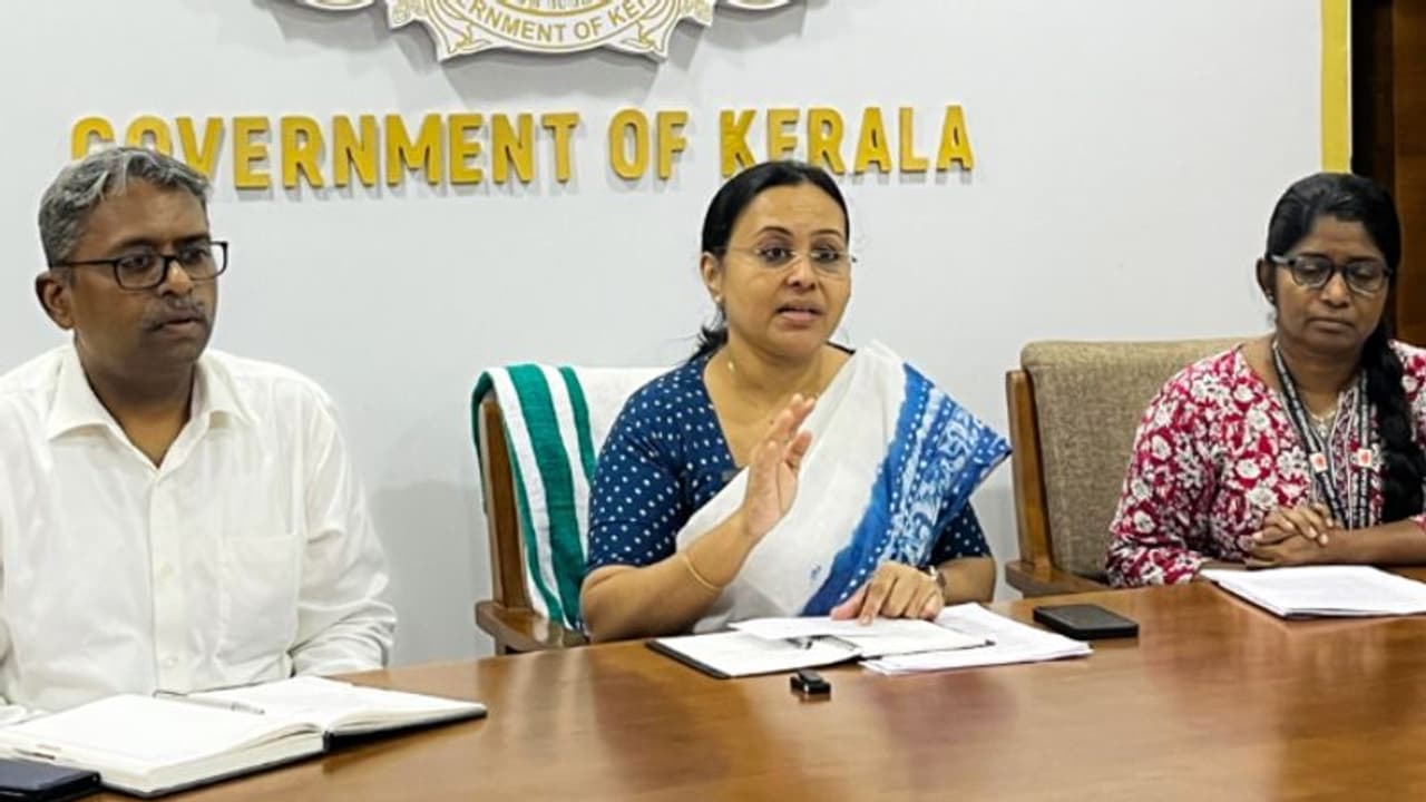 അനധികൃതമായി ജോലിയിൽ നിന്ന് വിട്ട് നിൽക്കുന്നത് ഡോക്ടർമാർ അടക്കം 2000 ത്തോളം പേർ; കർശന നടപടിയെന്ന് മന്ത്രി അനധികൃതമായി ജോലിയിൽ നിന്ന് വിട്ട് നിൽക്കുന്നത് ഡോക്ടർമാർ അടക്കം 2000 ത്തോളം പേർ; കർശന നടപടിയെന്ന് മന്ത്രി