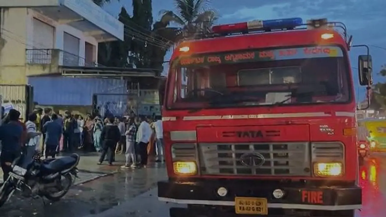 ತುಮಕೂರು: ವಸತಿ ಶಾಲೆಯಲ್ಲಿ ಬೆಂಕಿ ಅವಘಡ, ಹೊಗೆಯಿಂದ ಇಬ್ಬರು ವಿದ್ಯಾರ್ಥಿನಿಯರು ಅಸ್ವಸ್ಥ ತುಮಕೂರು: ವಸತಿ ಶಾಲೆಯಲ್ಲಿ ಬೆಂಕಿ ಅವಘಡ, ಹೊಗೆಯಿಂದ ಇಬ್ಬರು ವಿದ್ಯಾರ್ಥಿನಿಯರು ಅಸ್ವಸ್ಥ