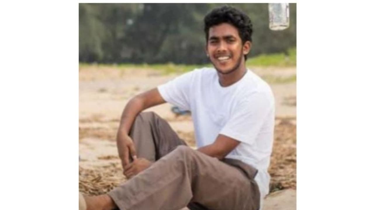 വളവ് തിരിയുന്നതിനിടെ സ്കൂട്ടറിന്റെ നിയന്ത്രണം നഷ്ടമായി; ബസിനടിയിൽപ്പെട്ട് 19 വയസുകാരന് ദാരുണാന്ത്യം വളവ് തിരിയുന്നതിനിടെ സ്കൂട്ടറിന്റെ നിയന്ത്രണം നഷ്ടമായി; ബസിനടിയിൽപ്പെട്ട് 19 വയസുകാരന് ദാരുണാന്ത്യം