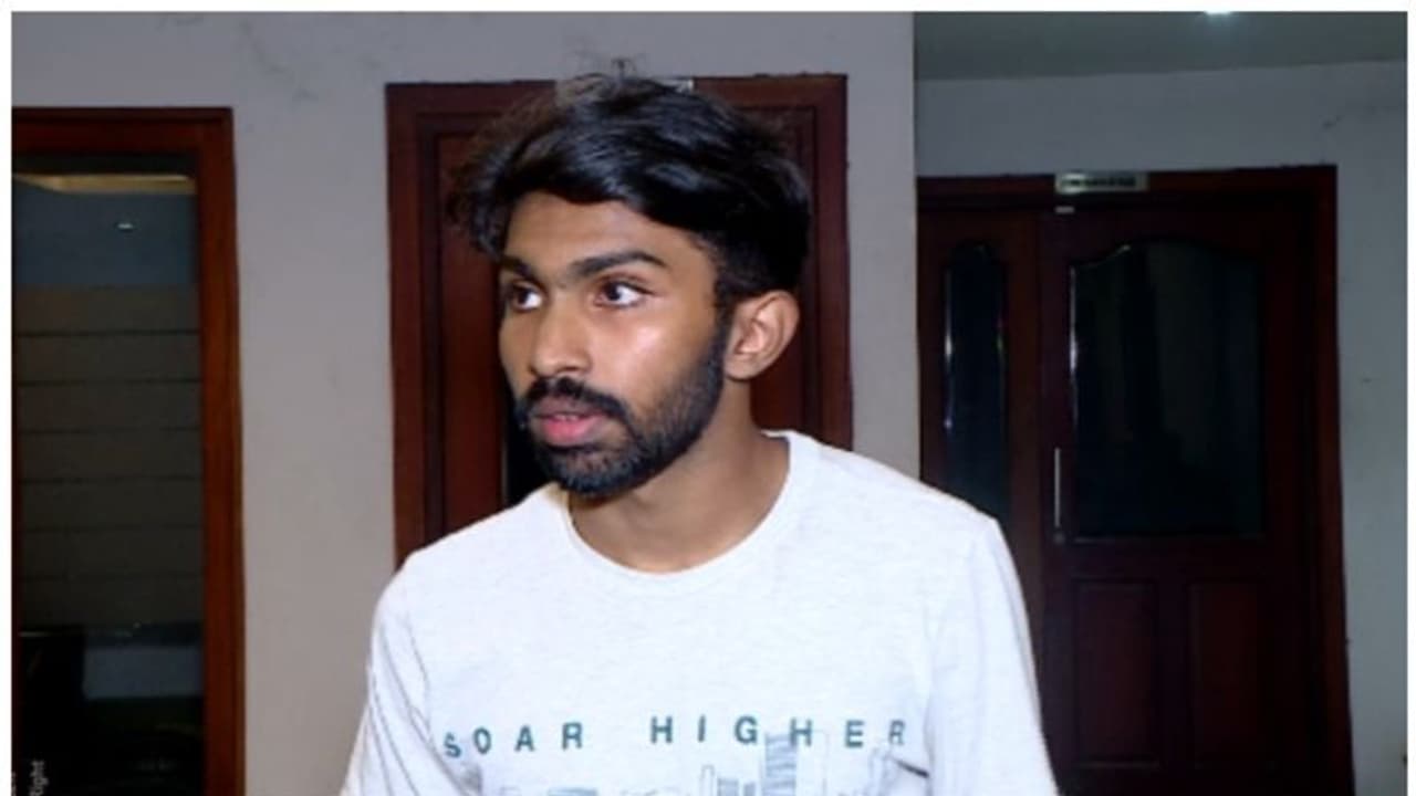 "വോട്ട് ചെയ്യാതിരിക്കാൻ കോളേജ് യുയുസിയെ ആക്രമിച്ച് തിരിച്ചറിയൽ കാർഡ് തട്ടിയെടുത്തു", എസ്എഫ്ഐക്കെതിരെ പരാതി "വോട്ട് ചെയ്യാതിരിക്കാൻ കോളേജ് യുയുസിയെ ആക്രമിച്ച് തിരിച്ചറിയൽ കാർഡ് തട്ടിയെടുത്തു", എസ്എഫ്ഐക്കെതിരെ പരാതി