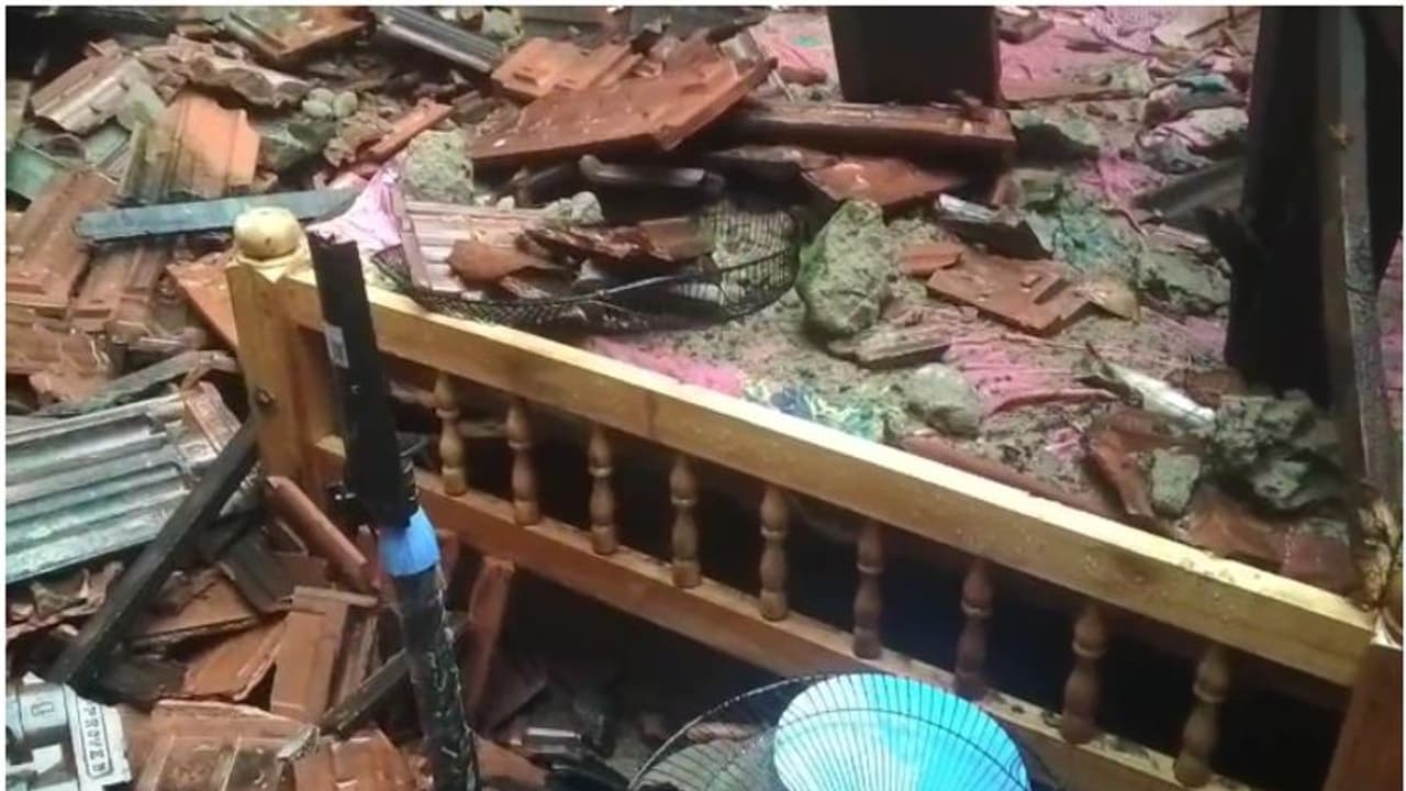 കനത്ത മഴയിൽ വീടിന്റെ മേൽക്കൂര തകർന്നുവീണു; അമ്മയ്ക്കും മകനും പരിക്ക് കനത്ത മഴയിൽ വീടിന്റെ മേൽക്കൂര തകർന്നുവീണു; അമ്മയ്ക്കും മകനും പരിക്ക്