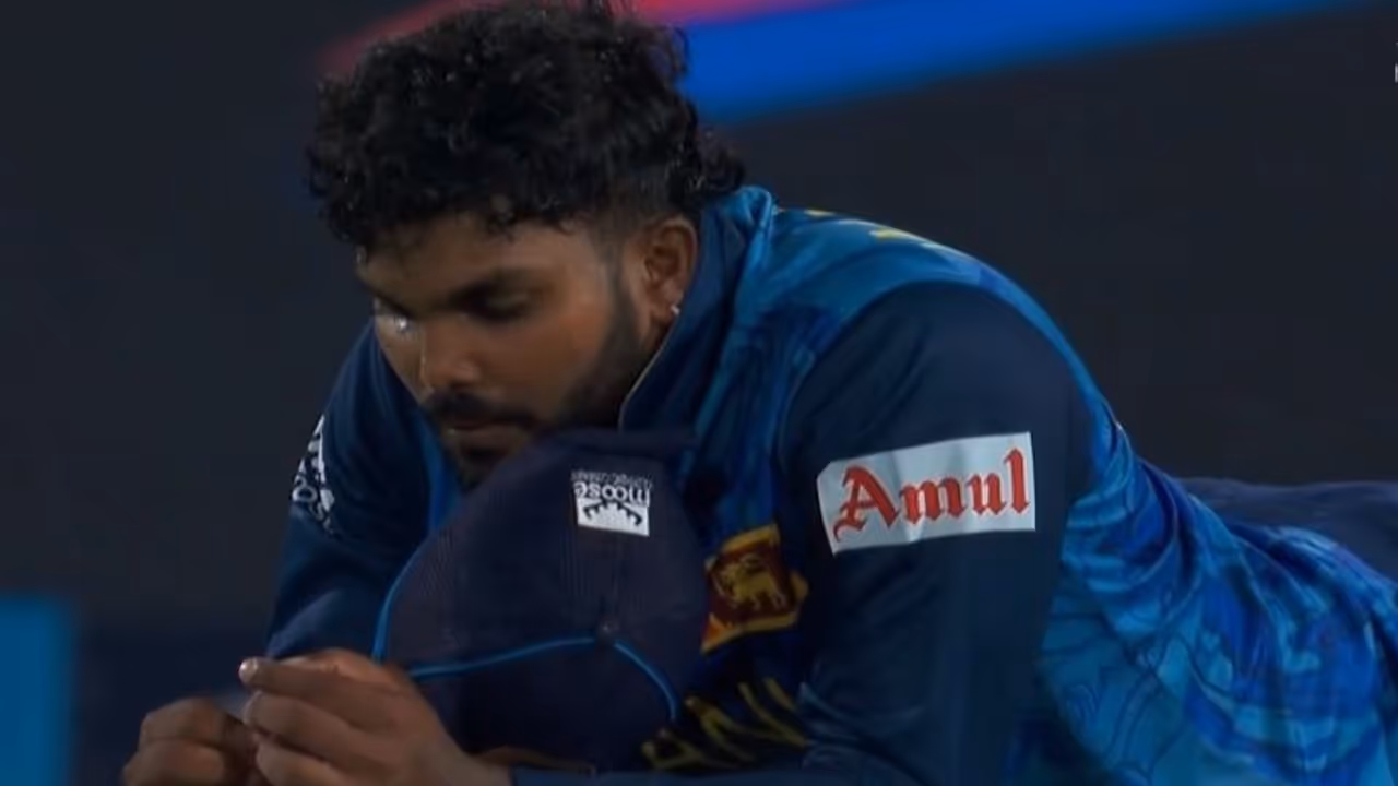 ഇന്ത്യക്കെതിരെ ടി20 പരമ്പര മുന്നില്; ഇതിനിടെ ശ്രീലങ്കന് ടി20 ടീമിന്റെ നായകസ്ഥാനം രാജിവച്ച് ഹസരങ്ക ഇന്ത്യക്കെതിരെ ടി20 പരമ്പര മുന്നില്; ഇതിനിടെ ശ്രീലങ്കന് ടി20 ടീമിന്റെ നായകസ്ഥാനം രാജിവച്ച് ഹസരങ്ക