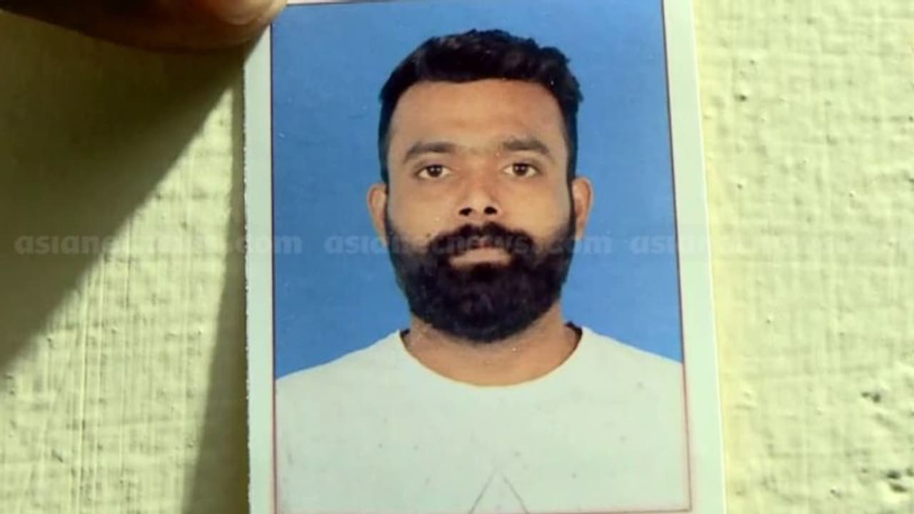 അവയവ കടത്ത് കേസ്: വൃക്ക നൽകിയ ശേഷം കാണാതായ പാലക്കാട് സ്വദേശി ഷമീര് കസ്റ്റഡിയിൽ അവയവ കടത്ത് കേസ്: വൃക്ക നൽകിയ ശേഷം കാണാതായ പാലക്കാട് സ്വദേശി ഷമീര് കസ്റ്റഡിയിൽ