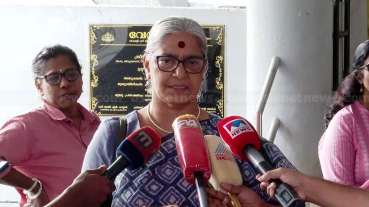 രാഹുൽ ഗാന്ധി വയനാട്ടുകാരെ വഞ്ചിച്ചു, റായ്ബറേലിയിൽ മത്സരിക്കുമെന്ന് പറയാതിരുന്നത് തെറ്റ്: ആനി രാജ രാഹുൽ ഗാന്ധി വയനാട്ടുകാരെ വഞ്ചിച്ചു, റായ്ബറേലിയിൽ മത്സരിക്കുമെന്ന് പറയാതിരുന്നത് തെറ്റ്: ആനി രാജ