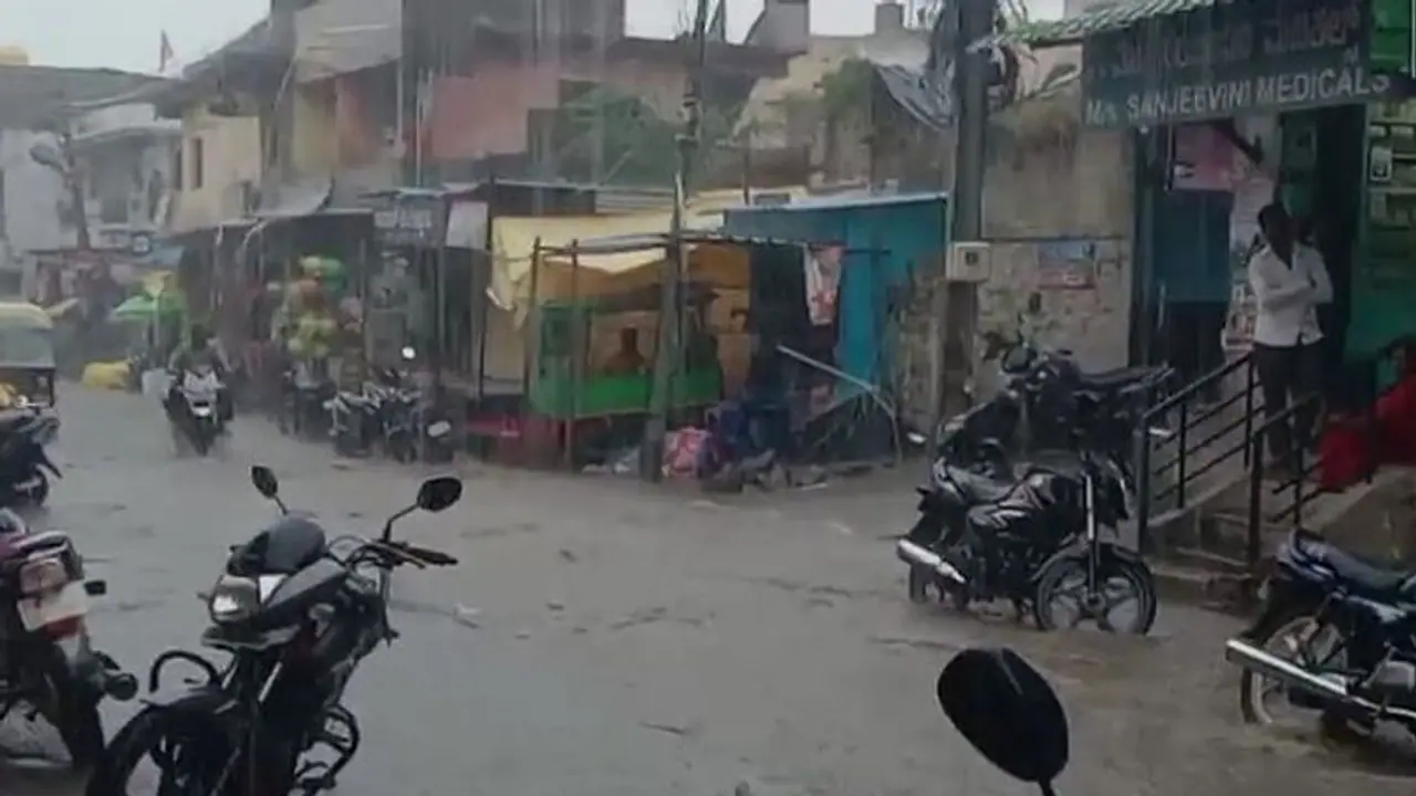 ಕರ್ನಾಟಕದ 10ಕ್ಕೂ ಹೆಚ್ಚು ಜಿಲ್ಲೆಗಳಲ್ಲಿ ಭಾರೀ ಮಳೆ ಕರ್ನಾಟಕದ 10ಕ್ಕೂ ಹೆಚ್ಚು ಜಿಲ್ಲೆಗಳಲ್ಲಿ ಭಾರೀ ಮಳೆ