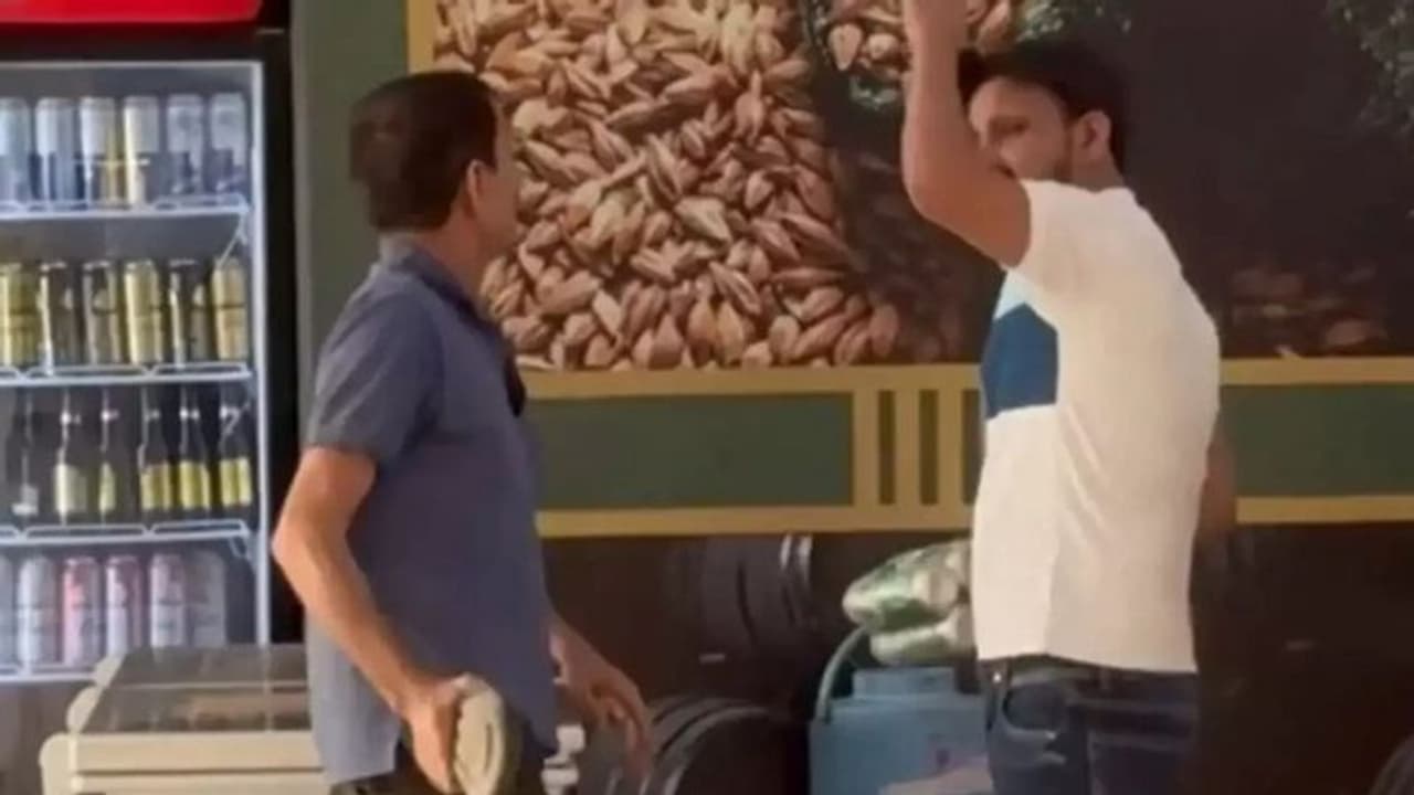 Viral Video: ಲಿಕ್ಕರ್ ಶಾಪ್ನಲ್ಲಿ ಬಿಯರ್ ಖರೀದಿ ಮಾಡ್ತಿದ್ದ ಮಗ, ಚಪ್ಪಲಿಯಲ್ಲಿ ಬಾರಿಸಿದ ಅಪ್ಪ! Viral Video: ಲಿಕ್ಕರ್ ಶಾಪ್ನಲ್ಲಿ ಬಿಯರ್ ಖರೀದಿ ಮಾಡ್ತಿದ್ದ ಮಗ, ಚಪ್ಪಲಿಯಲ್ಲಿ ಬಾರಿಸಿದ ಅಪ್ಪ!