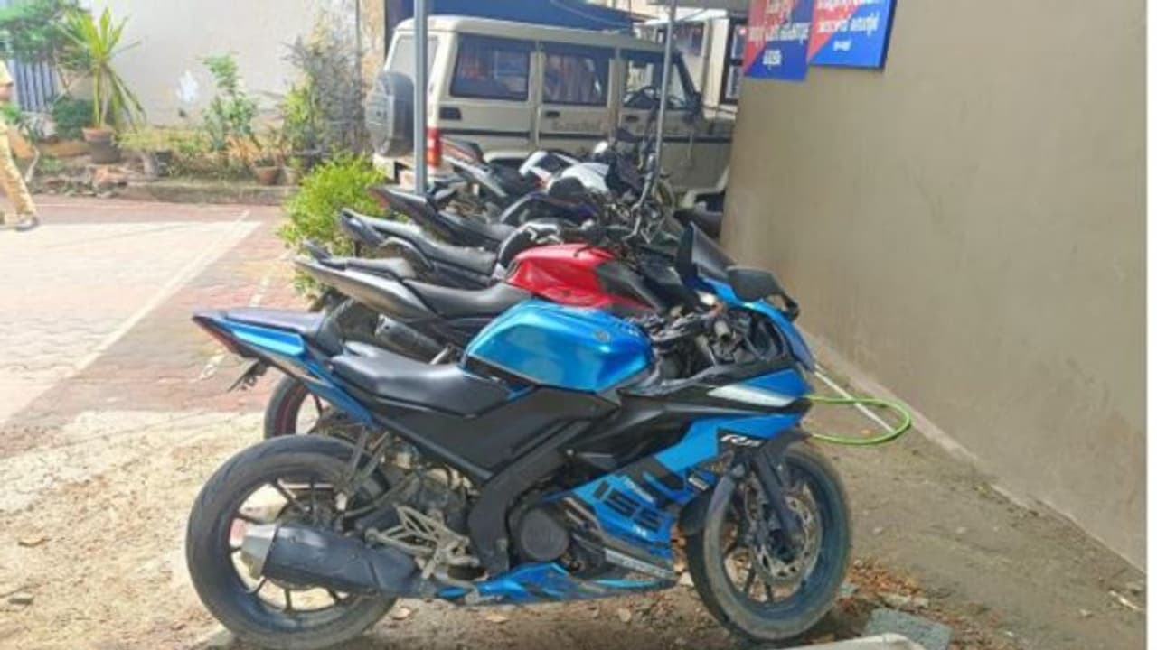 ചെവിതല കേൾപ്പിക്കാത്ത സൈലൻസർ, ഒളിച്ചുവയ്ക്കുന്ന നമ്പർ പ്ലേറ്റുകൾ; ഇക്കളി നിർത്താം! നടപടിയുമായി കൊച്ചി പൊലീസ് ചെവിതല കേൾപ്പിക്കാത്ത സൈലൻസർ, ഒളിച്ചുവയ്ക്കുന്ന നമ്പർ പ്ലേറ്റുകൾ; ഇക്കളി നിർത്താം! നടപടിയുമായി കൊച്ചി പൊലീസ്