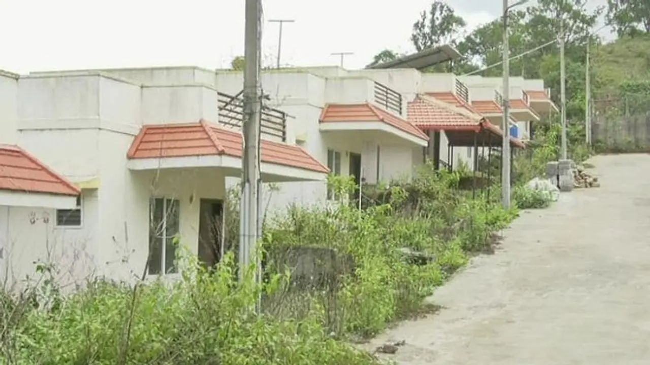 ಕೊಡಗು: ಮೂಲಭೂತ ಸೌಕರ್ಯಗಳ ಕೊರತೆ, ನೂತನ ಮನೆಗಳಿಗೆ ಬಾರದ ಸಂತ್ರಸ್ತರು..! ಕೊಡಗು: ಮೂಲಭೂತ ಸೌಕರ್ಯಗಳ ಕೊರತೆ, ನೂತನ ಮನೆಗಳಿಗೆ ಬಾರದ ಸಂತ್ರಸ್ತರು..!