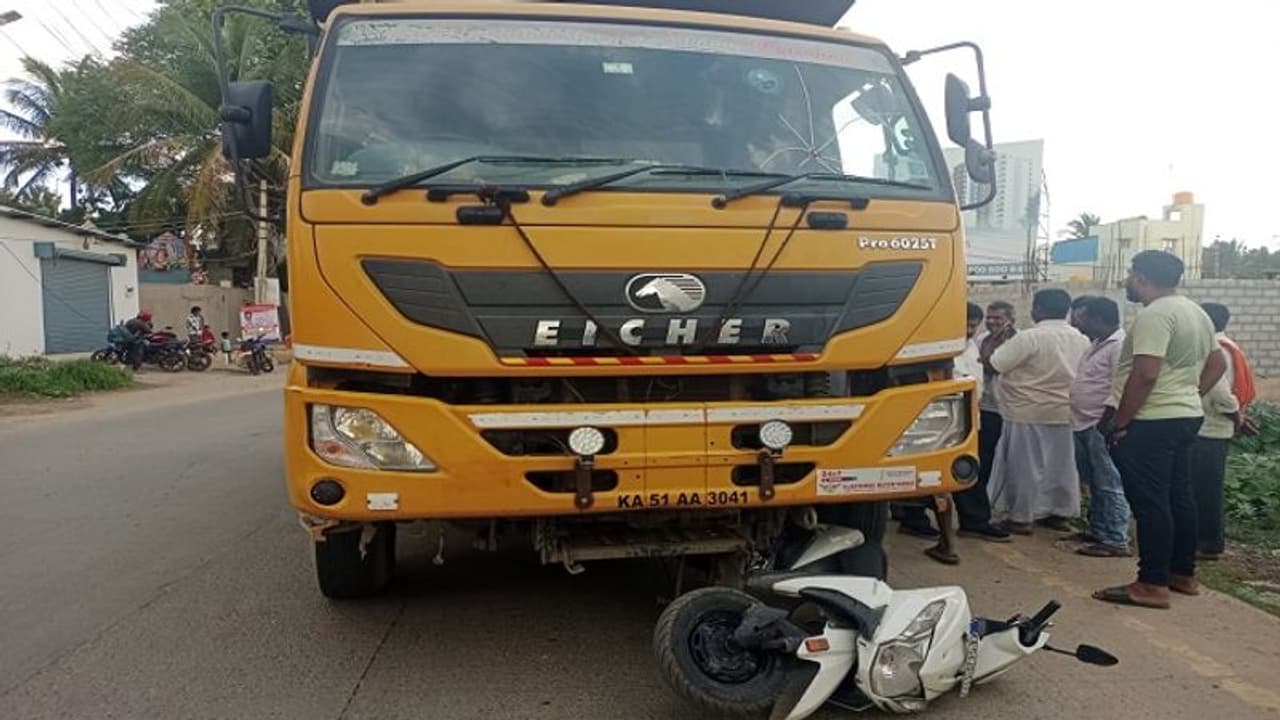 ಆನೇಕಲ್: ಟಿಪ್ಪರ್ ಲಾರಿಗೆ ಮತ್ತೊಬ್ಬ ಬೈಕ್ ಸವಾರ ಬಲಿ..! ಆನೇಕಲ್: ಟಿಪ್ಪರ್ ಲಾರಿಗೆ ಮತ್ತೊಬ್ಬ ಬೈಕ್ ಸವಾರ ಬಲಿ..!