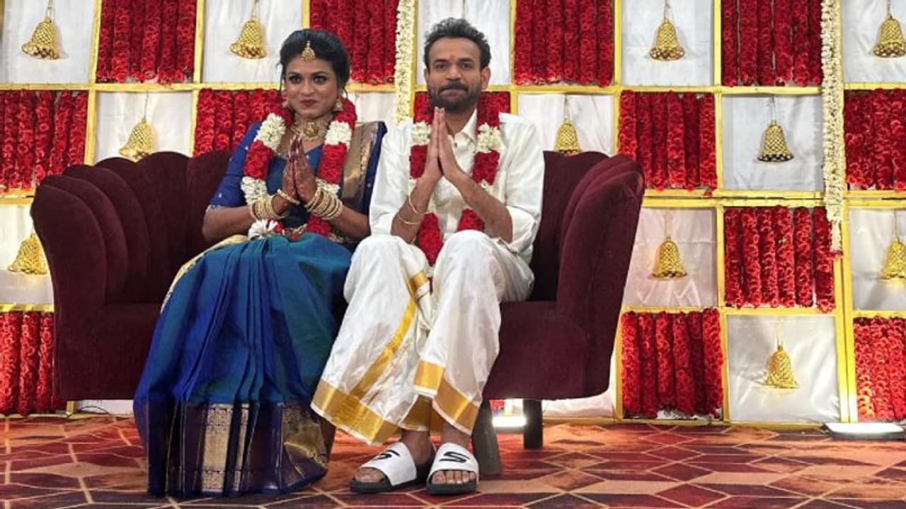 Premji : கல்யாண கலை சும்மா அள்ளுதே.. தடபுடலாக நடந்த பிரேம்ஜியின் நிச்சயம் நேரில் வந்து வாழ்த்திய "டீம்"! Premji : கல்யாண கலை சும்மா அள்ளுதே.. தடபுடலாக நடந்த பிரேம்ஜியின் நிச்சயம் நேரில் வந்து வாழ்த்திய "டீம்"!