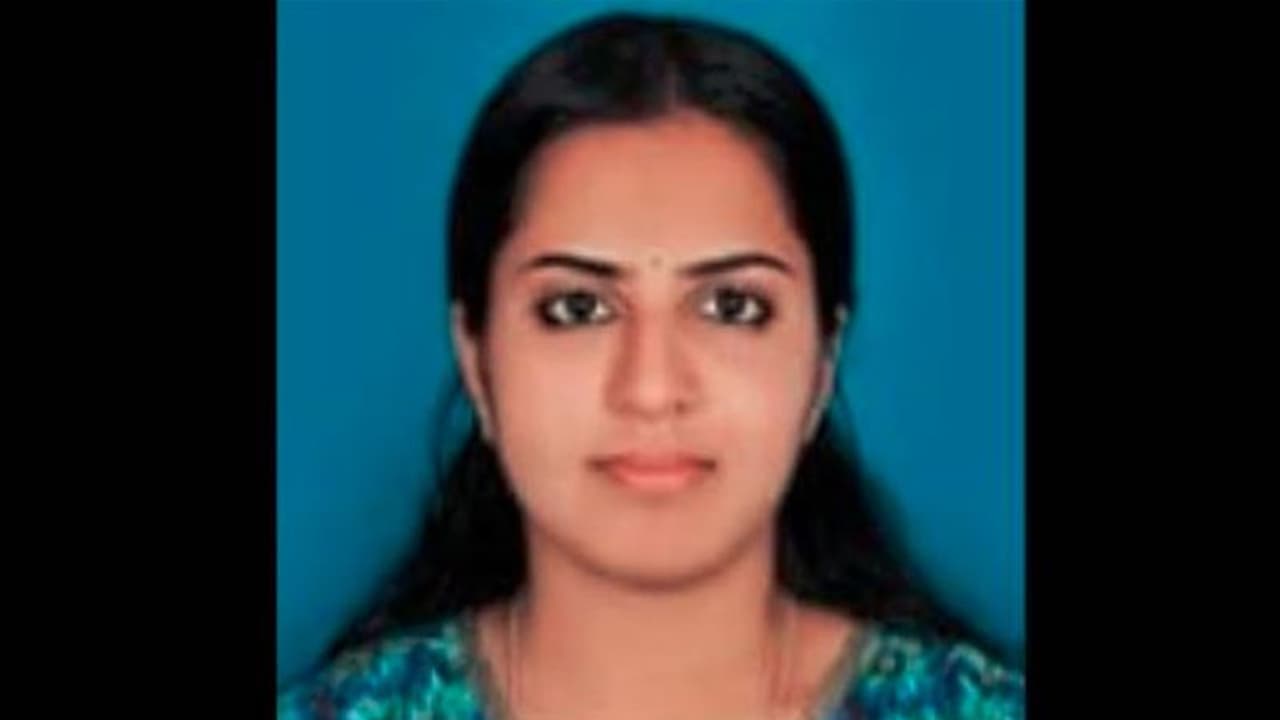 ವಂದೇ ಭಾರತ್ನ ಮಹಿಳಾ ಲೋಕೋ ಪೈಲಟ್ಗೆ ಮೋದಿ ಪ್ರಮಾಣ ವಚನಕ್ಕೆ ವಿಶೇಷ ಆಹ್ವಾನ ವಂದೇ ಭಾರತ್ನ ಮಹಿಳಾ ಲೋಕೋ ಪೈಲಟ್ಗೆ ಮೋದಿ ಪ್ರಮಾಣ ವಚನಕ್ಕೆ ವಿಶೇಷ ಆಹ್ವಾನ