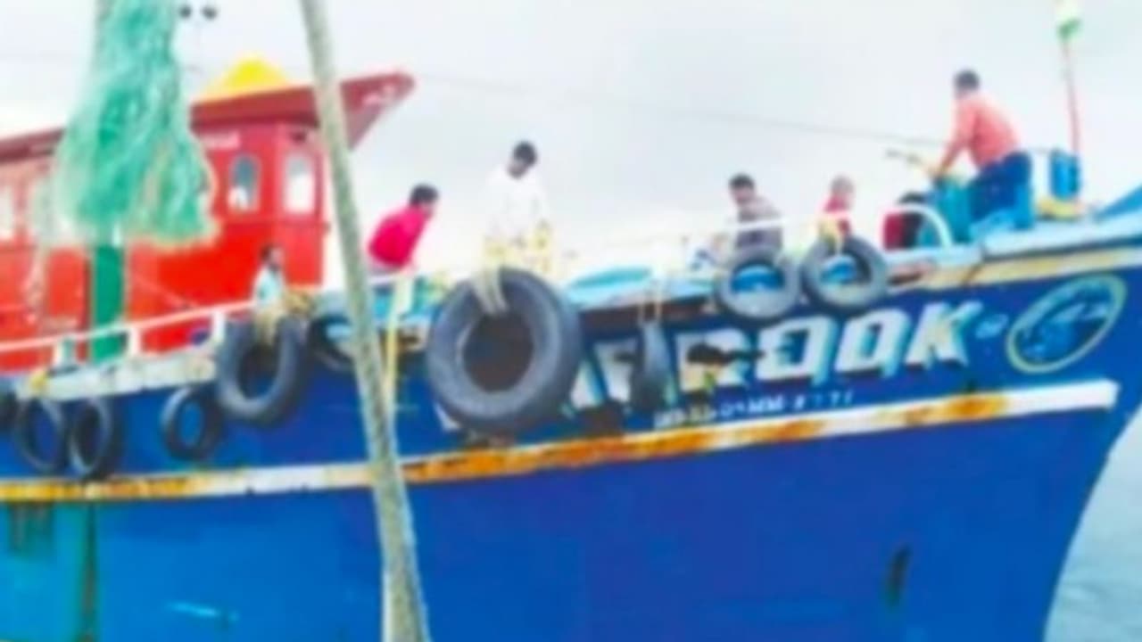 ബോട്ടിലെ വിഞ്ചിൽ കാൽ കുടുങ്ങി, എൻജിനും നിലച്ചു; ആഴക്കടലിൽ അപകടത്തിൽപ്പെട്ട മത്സ്യത്തൊഴിലാളിയെ രക്ഷപ്പെടുത്തി ബോട്ടിലെ വിഞ്ചിൽ കാൽ കുടുങ്ങി, എൻജിനും നിലച്ചു; ആഴക്കടലിൽ അപകടത്തിൽപ്പെട്ട മത്സ്യത്തൊഴിലാളിയെ രക്ഷപ്പെടുത്തി