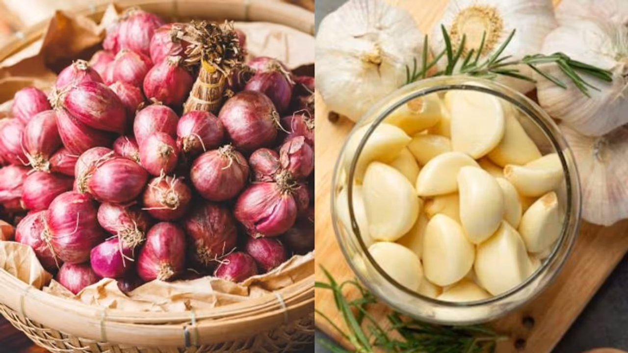 തലമുടി കൊഴിച്ചിലും താരനും അകറ്റാന് പരീക്ഷിക്കാം ഉള്ളിയും വെളുത്തുള്ളിയും കൊണ്ടുള്ള പൊടിക്കൈകള് തലമുടി കൊഴിച്ചിലും താരനും അകറ്റാന് പരീക്ഷിക്കാം ഉള്ളിയും വെളുത്തുള്ളിയും കൊണ്ടുള്ള പൊടിക്കൈകള്