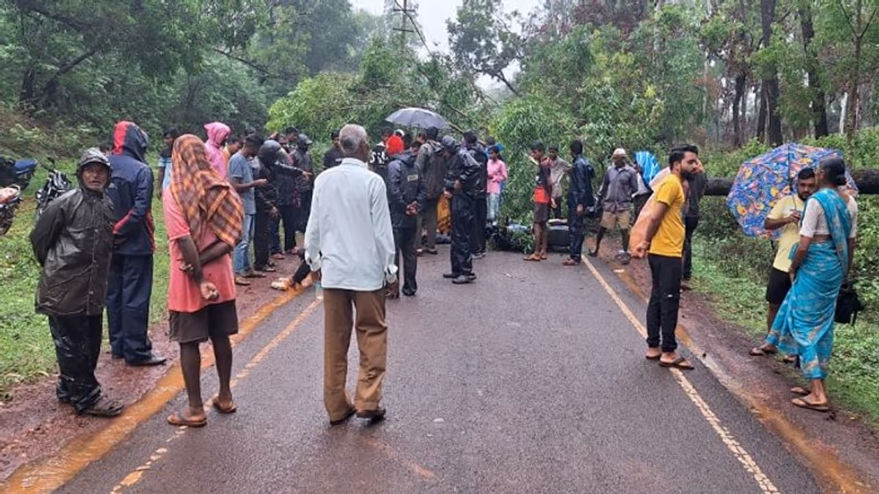 ಬೆಳಗಾವಿಲ್ಲಿ ವರುಣನ ಆರ್ಭಟ: ಮರ ಬಿದ್ದು ಓರ್ವ ಬಲಿ, ಇಬ್ಬರ ಸ್ಥಿತಿ ಗಂಭೀರ ಬೆಳಗಾವಿಲ್ಲಿ ವರುಣನ ಆರ್ಭಟ: ಮರ ಬಿದ್ದು ಓರ್ವ ಬಲಿ, ಇಬ್ಬರ ಸ್ಥಿತಿ ಗಂಭೀರ
