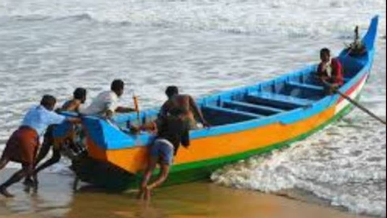 കേരള കർണാടക ലക്ഷദ്വീപ് തീരങ്ങളിൽ ശക്തമായ കാറ്റിന് സാധ്യത, മോശം കാലാവസ്ഥ; മത്സ്യബന്ധനം പാടില്ലെന്ന് അറിയിപ്പ്