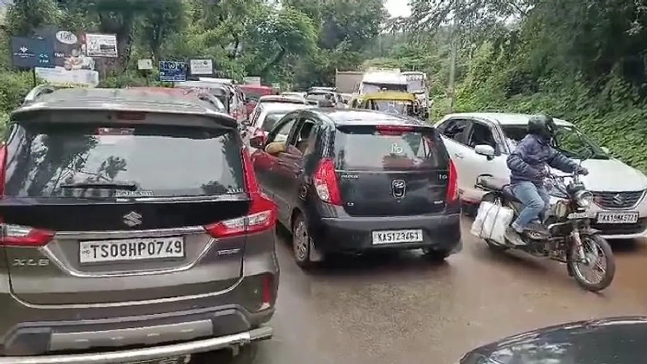 ಚಿಕ್ಕಮಗಳೂರು: ಮುಳ್ಳಯ್ಯನಗಿರಿಗೆ ಹರಿದು ಬಂದ ಪ್ರವಾಸಿಗರ ದಂಡು, ಗಿರಿ ರಸ್ತೆಯಲ್ಲಿ ಟ್ರಾಫಿಕ್ ಜಾಮ್..! ಚಿಕ್ಕಮಗಳೂರು: ಮುಳ್ಳಯ್ಯನಗಿರಿಗೆ ಹರಿದು ಬಂದ ಪ್ರವಾಸಿಗರ ದಂಡು, ಗಿರಿ ರಸ್ತೆಯಲ್ಲಿ ಟ್ರಾಫಿಕ್ ಜಾಮ್..!