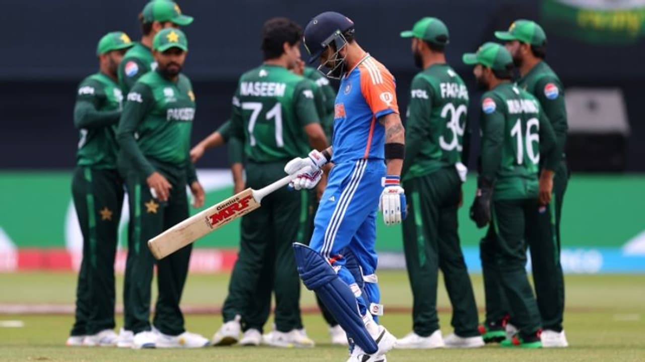 പവര് പ്ലേയില് രോഹിത്തും കോലിയും വീണു, പാകിസ്ഥാനെതിരെ ഇന്ത്യയുടെ തുടക്കം തകര്ച്ചയോടെ പവര് പ്ലേയില് രോഹിത്തും കോലിയും വീണു, പാകിസ്ഥാനെതിരെ ഇന്ത്യയുടെ തുടക്കം തകര്ച്ചയോടെ