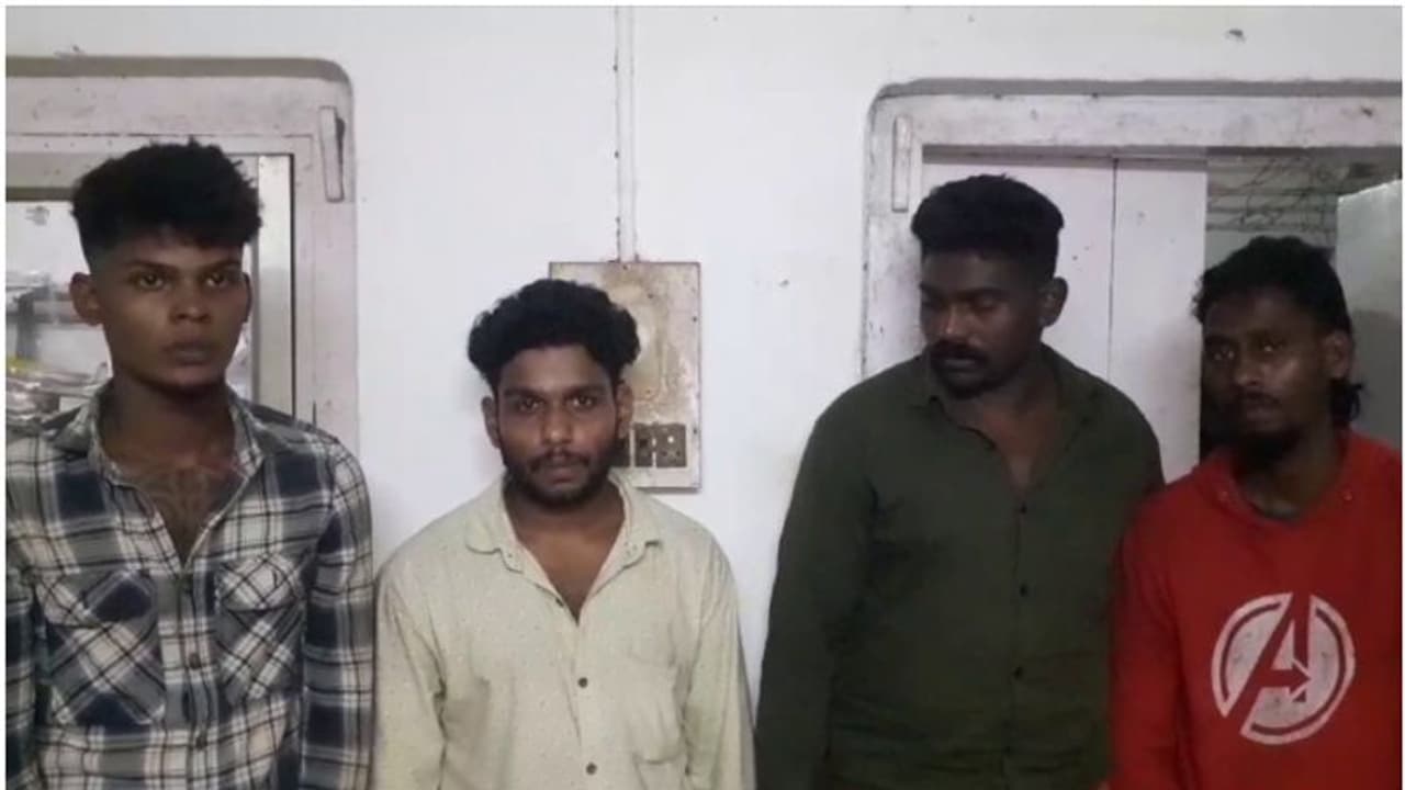 ഇൻസ്റ്റാഗ്രാം വഴി പരിചയപ്പെട്ടു; 17കാരിയെ പീഡിപ്പിച്ച ടാറ്റൂ ആർട്ടിസ്റ്റായ കാമുകനും സുഹൃത്തുക്കളും അറസ്റ്റിൽ ഇൻസ്റ്റാഗ്രാം വഴി പരിചയപ്പെട്ടു; 17കാരിയെ പീഡിപ്പിച്ച ടാറ്റൂ ആർട്ടിസ്റ്റായ കാമുകനും സുഹൃത്തുക്കളും അറസ്റ്റിൽ