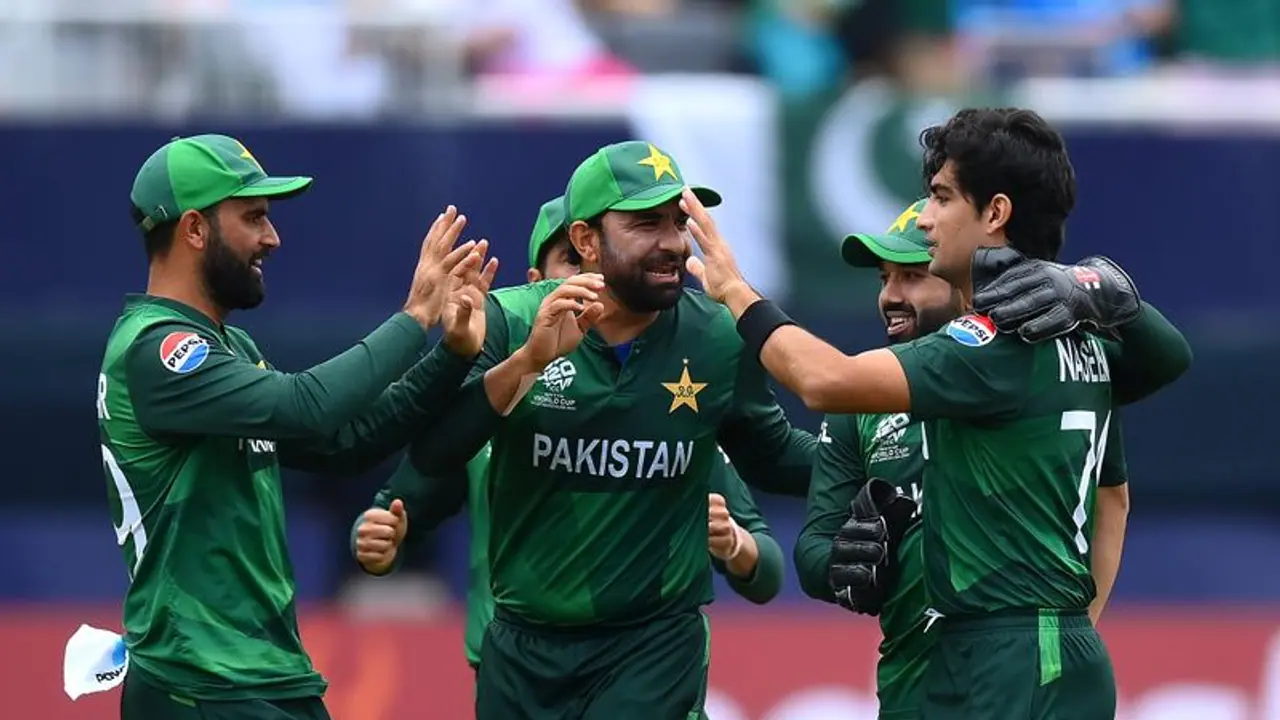 பாகிஸ்தான் அதிர்ச்சி தோல்வி – கோபத்தில் கிடைத்த பொருளை எல்லாம் உடைக்கும் ரசிகர்கள் – வைரல் வீடியோ!