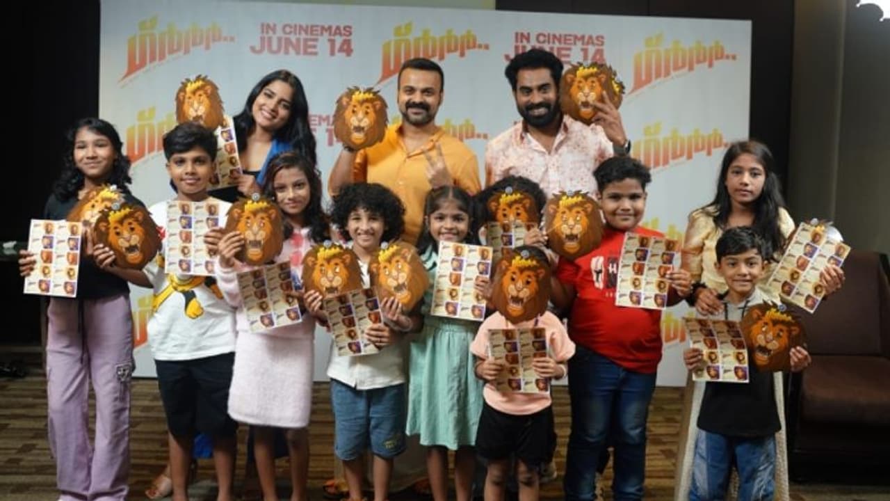 'ഗ്ർർർ' മുഖംമൂടികളും നെയിംസ്ലിപ്പുകളും കുട്ടികൾക്ക് സമ്മാനിച്ച് ചാക്കോച്ചനും സുരാജും 'ഗ്ർർർ' മുഖംമൂടികളും നെയിംസ്ലിപ്പുകളും കുട്ടികൾക്ക് സമ്മാനിച്ച് ചാക്കോച്ചനും സുരാജും