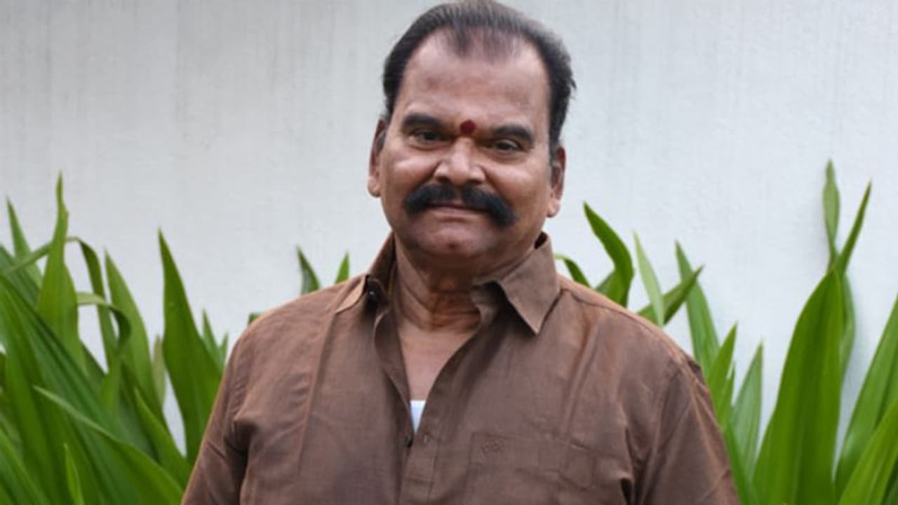 Bayilvan : ஷகிலா சொன்ன "அந்த வார்த்தை".. பொய்யாக்கிய பயில்வான் வீட்டில் அவர் மகளுக்கு நடந்த நிச்சயம்! Bayilvan : ஷகிலா சொன்ன "அந்த வார்த்தை".. பொய்யாக்கிய பயில்வான் வீட்டில் அவர் மகளுக்கு நடந்த நிச்சயம்!