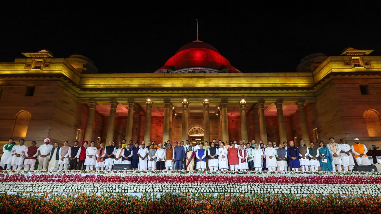 ನೂತನ ಸಚಿವರಿಗೆ ಪ್ರಧಾನಿ ಅಭಿವೃದ್ಧಿಯ ಪಾಠ: ಇಂದು ಸಂಜೆ ಮೋದಿ ಮೊದಲ ಸಂಪುಟ ಸಭೆ ನೂತನ ಸಚಿವರಿಗೆ ಪ್ರಧಾನಿ ಅಭಿವೃದ್ಧಿಯ ಪಾಠ: ಇಂದು ಸಂಜೆ ಮೋದಿ ಮೊದಲ ಸಂಪುಟ ಸಭೆ