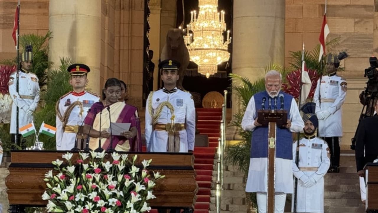 இந்திய பிரதமர், குடியரசு தலைவரின் சம்பளம் எவ்வளவு? இவ்வளவு சலுகைகளா?