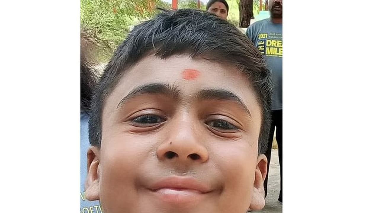 ಮಾವಿನಕಾಯಿ ಕೀಳಲು ಹೋಗಿದ್ದಾಗ ವಿದ್ಯುತ್ ಸ್ಪರ್ಶದಿಂದ ವಿದ್ಯಾರ್ಥಿ ಸಾವು