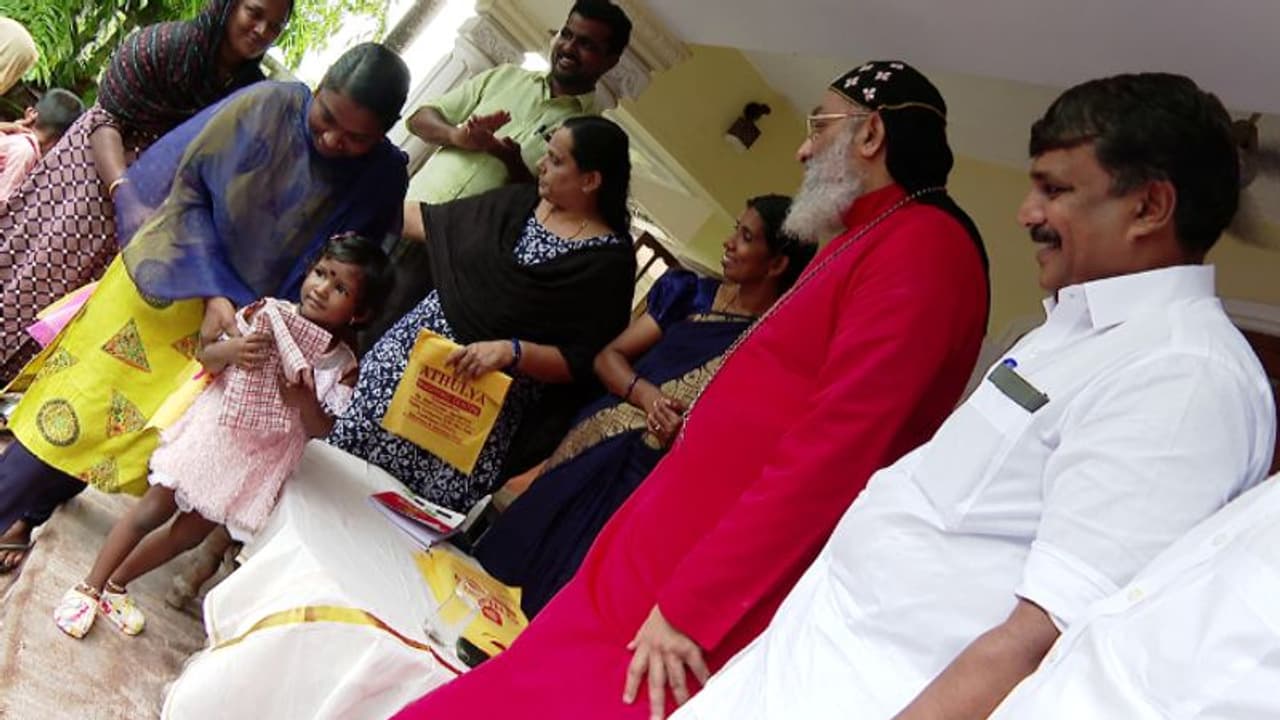 കാൽനൂറ്റാണ്ടായി വിദ്യാർത്ഥികൾക്ക് പഠനോപകരണങ്ങൾ വിതരണം ചെയ്ത് സുരേഷ് കുമാർ, ഇക്കുറി കൂട്ടായി സഹപാഠിയും കാൽനൂറ്റാണ്ടായി വിദ്യാർത്ഥികൾക്ക് പഠനോപകരണങ്ങൾ വിതരണം ചെയ്ത് സുരേഷ് കുമാർ, ഇക്കുറി കൂട്ടായി സഹപാഠിയും