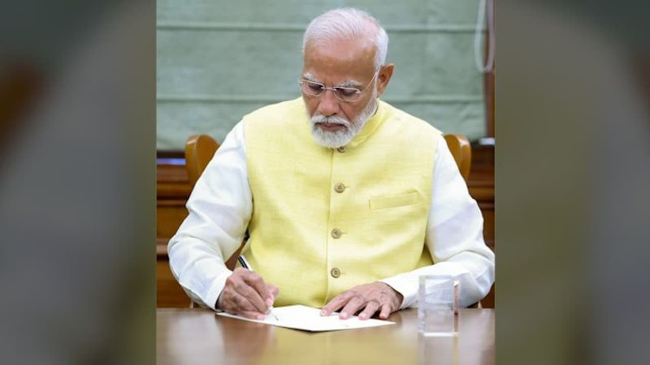 PM Modi signs 1st file for 'Kisan Kalyan' benefiting 9.3 cr farmers with distribution of Rs 20k crore (WATCH) PM Modi signs 1st file for 'Kisan Kalyan' benefiting 9.3 cr farmers with distribution of Rs 20k crore (WATCH)