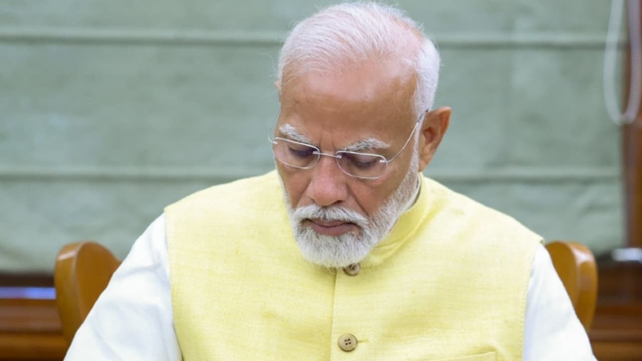 பிரதமர் மோடியின் முதல் கையெழுத்து.. 9.3 கோடி விவசாயிகளுக்கு ரூ.20 ஆயிரம் கோடி நிதியை விடுவித்தார்..