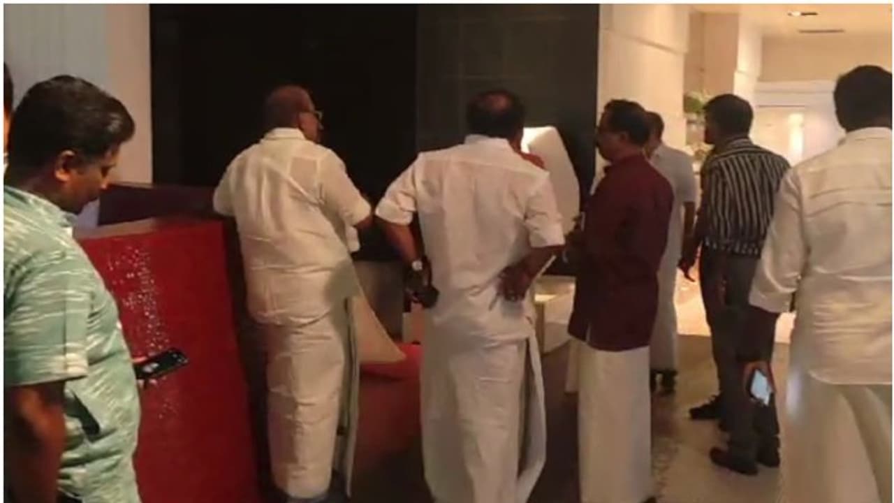 സുരേഷ് ഗോപി ഇടഞ്ഞ് തന്നെ; അനുനയിപ്പിക്കാനായി കേരള നേതാക്കൾ, പദവി ഒഴിഞ്ഞാൽ തിരിച്ചടിയാകുമെന്ന് അറിയിക്കും സുരേഷ് ഗോപി ഇടഞ്ഞ് തന്നെ; അനുനയിപ്പിക്കാനായി കേരള നേതാക്കൾ, പദവി ഒഴിഞ്ഞാൽ തിരിച്ചടിയാകുമെന്ന് അറിയിക്കും