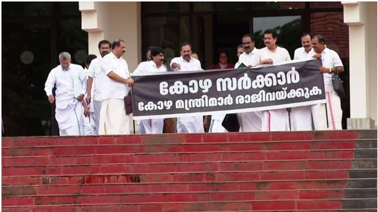 ബാർ കോഴ ആരോപണത്തിൽ സ്തംഭിച്ച് നിയമസഭ, സ്പീക്കറുടെ ഇരിപ്പിടം മറച്ചും പ്രതിപക്ഷ പ്രതിഷേധം ബാർ കോഴ ആരോപണത്തിൽ സ്തംഭിച്ച് നിയമസഭ, സ്പീക്കറുടെ ഇരിപ്പിടം മറച്ചും പ്രതിപക്ഷ പ്രതിഷേധം