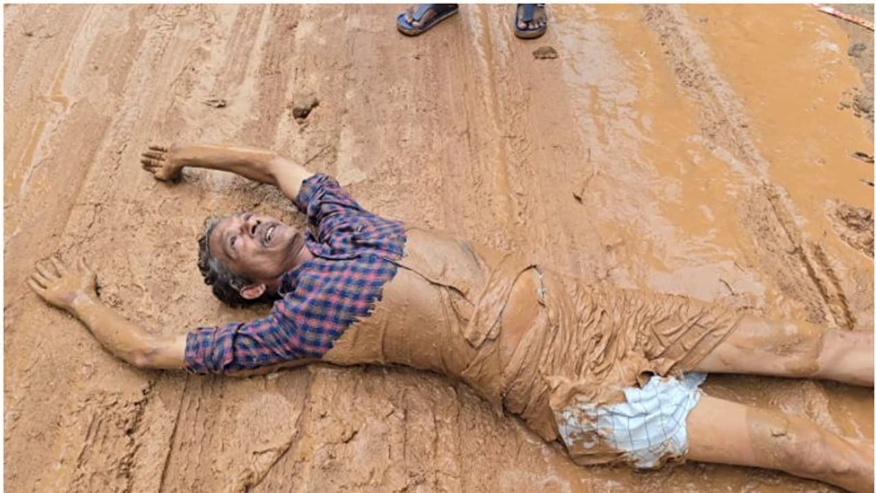 റോഡ് നിർമ്മാണം അശാസ്ത്രീയം; പത്തനാപുരം ഏനാത്ത് ചെളിയിൽ ഉരുണ്ട് നാട്ടുകാരുടെ വേറിട്ട പ്രതിഷേധം