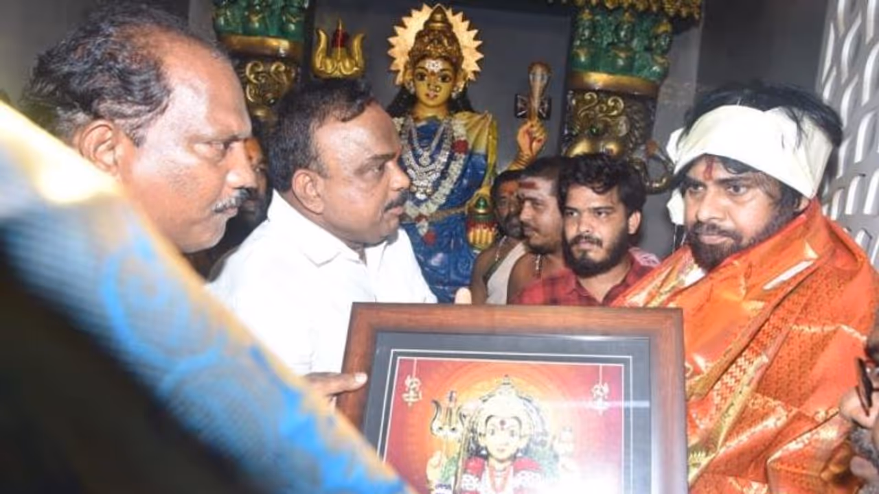 ముఖ్యమంత్రి కోరిక నెరవేరాలంటూ మొక్కులు ... నూకాలమ్మ పవన్ కల్యాణ్ ప్రత్యేక పూజలు