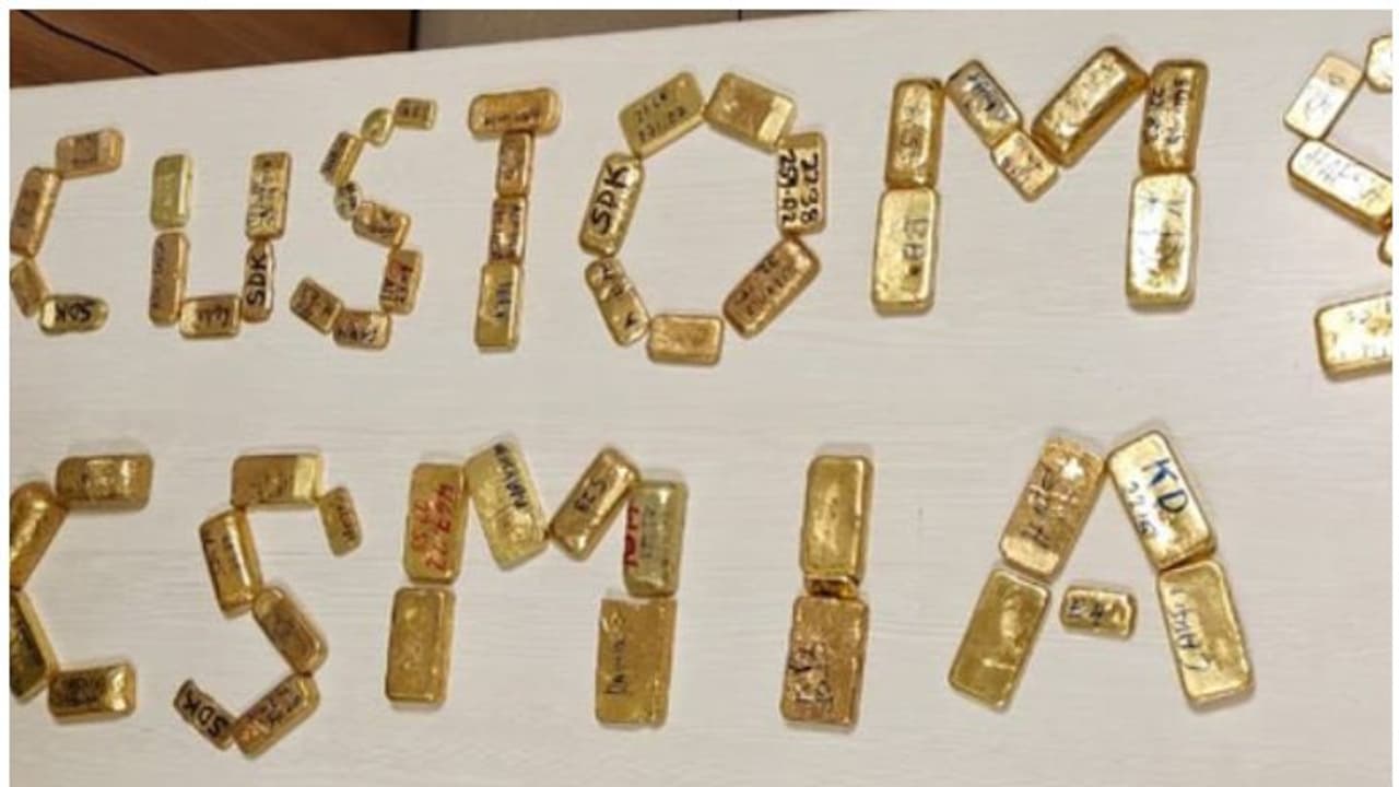 അടിവസ്ത്രത്തിലും ബാഗിലുമായി ഒളിപ്പിച്ചിരുന്നത് 32.79 കിലോ സ്വർണം, വില 19.15 കോടി; രണ്ട് വനിതകൾ അറസ്റ്റിൽ അടിവസ്ത്രത്തിലും ബാഗിലുമായി ഒളിപ്പിച്ചിരുന്നത് 32.79 കിലോ സ്വർണം, വില 19.15 കോടി; രണ്ട് വനിതകൾ അറസ്റ്റിൽ