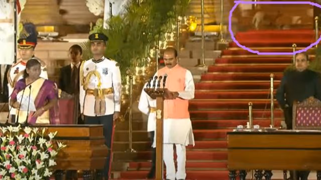 మోదీ ప్రమాణ స్వీకారోత్సవానికి అనుకోని అతిథి... రాష్ట్రపతి భవన్లో చిరుత ప్రత్యక్షం మోదీ ప్రమాణ స్వీకారోత్సవానికి అనుకోని అతిథి... రాష్ట్రపతి భవన్లో చిరుత ప్రత్యక్షం