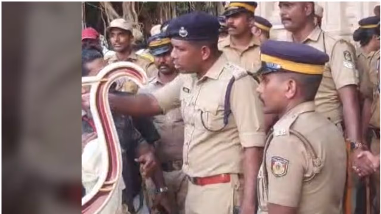 തൃശൂർ കമ്മീഷണർ അങ്കിത് അശോകന് സ്ഥലംമാറ്റം; ഇളങ്കോ പുതിയ സിറ്റി പൊലീസ് കമ്മീഷണർ തൃശൂർ കമ്മീഷണർ അങ്കിത് അശോകന് സ്ഥലംമാറ്റം; ഇളങ്കോ പുതിയ സിറ്റി പൊലീസ് കമ്മീഷണർ