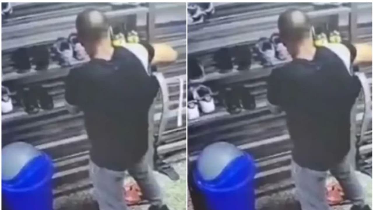 പള്ളിയിലെത്തി പഴയ ഷൂസ് ഊരിവെച്ചു, നൈസായി പുതിയത് പൊക്കി; എല്ലാം കണ്ട് ക്യാമറ, ഒടുവില് യുവാവ് പിടിയില് പള്ളിയിലെത്തി പഴയ ഷൂസ് ഊരിവെച്ചു, നൈസായി പുതിയത് പൊക്കി; എല്ലാം കണ്ട് ക്യാമറ, ഒടുവില് യുവാവ് പിടിയില്