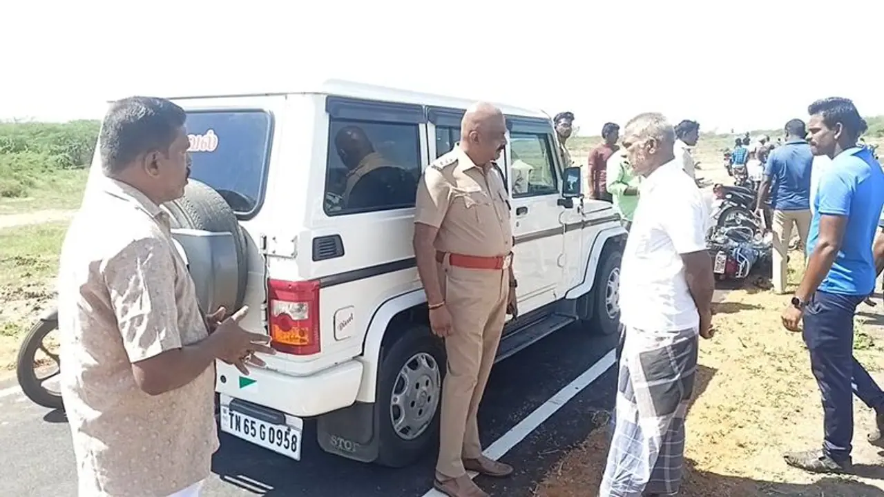 Crime: பள்ளி திறந்த முதல் நாள்; ஆர்வமாக சென்ற அரசு ஆசிரியரை வழிமறித்து போட்டு தள்ளிய மர்ம கும்பல்