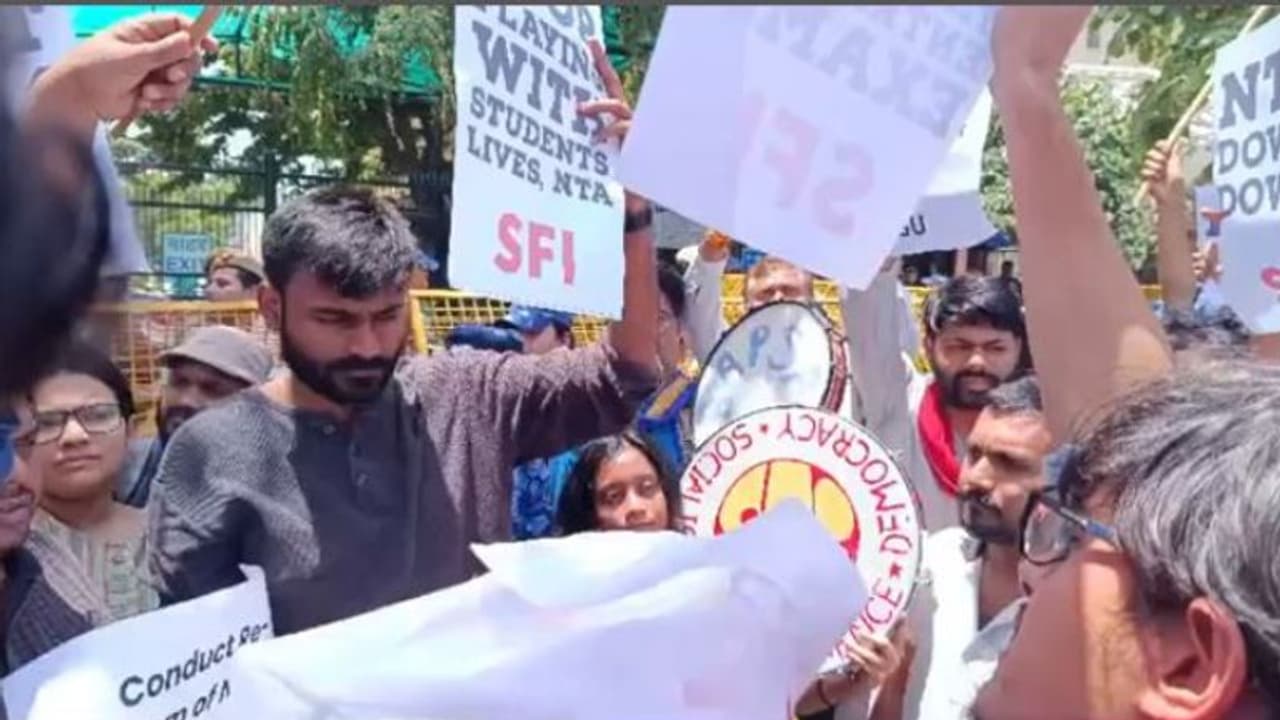നീറ്റ് ക്രമക്കേട്: രാജ്യതലസ്ഥാനത്ത് പ്രതിഷേധം; എസ്എഫ്ഐ അടക്കമുള്ള സംഘടനകൾ വിദ്യാഭ്യാസ മന്ത്രാലയത്തിന് മുന്നിൽ നീറ്റ് ക്രമക്കേട്: രാജ്യതലസ്ഥാനത്ത് പ്രതിഷേധം; എസ്എഫ്ഐ അടക്കമുള്ള സംഘടനകൾ വിദ്യാഭ്യാസ മന്ത്രാലയത്തിന് മുന്നിൽ