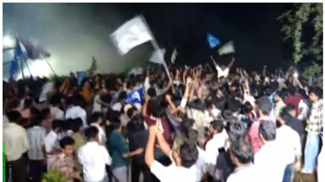 കാലിക്കറ്റ് സർവകലാശാല യൂണിയൻ തെരഞ്ഞെടുപ്പിൽ കെ.എസ്.യു എം.എസ്.എഫ് സഖ്യത്തിന് ചരിത്ര വിജയം കാലിക്കറ്റ് സർവകലാശാല യൂണിയൻ തെരഞ്ഞെടുപ്പിൽ കെ.എസ്.യു എം.എസ്.എഫ് സഖ്യത്തിന് ചരിത്ര വിജയം