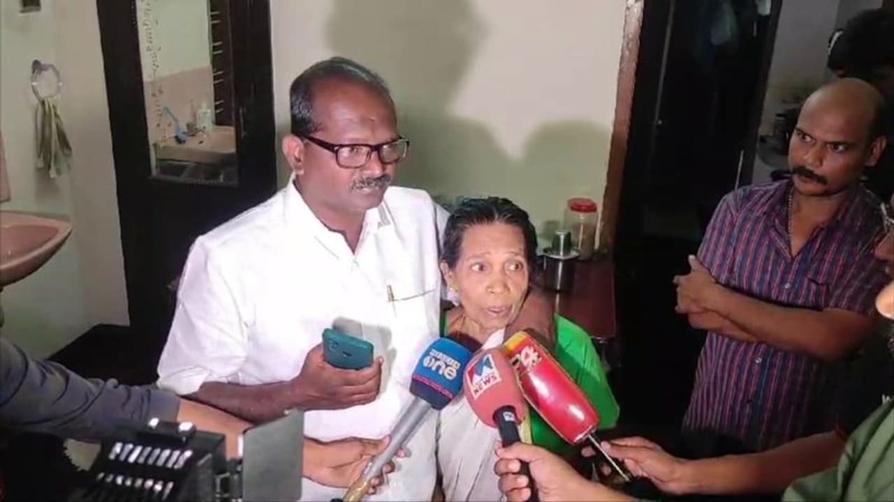 തൃശൂരിൽ ഡിസിസി സെക്രട്ടറിയുടെ വീട് ആക്രമിച്ചു; പിന്നിൽ ജോസ് വള്ളൂരാണെന്ന് സജീവൻ കുര്യച്ചിറ തൃശൂരിൽ ഡിസിസി സെക്രട്ടറിയുടെ വീട് ആക്രമിച്ചു; പിന്നിൽ ജോസ് വള്ളൂരാണെന്ന് സജീവൻ കുര്യച്ചിറ