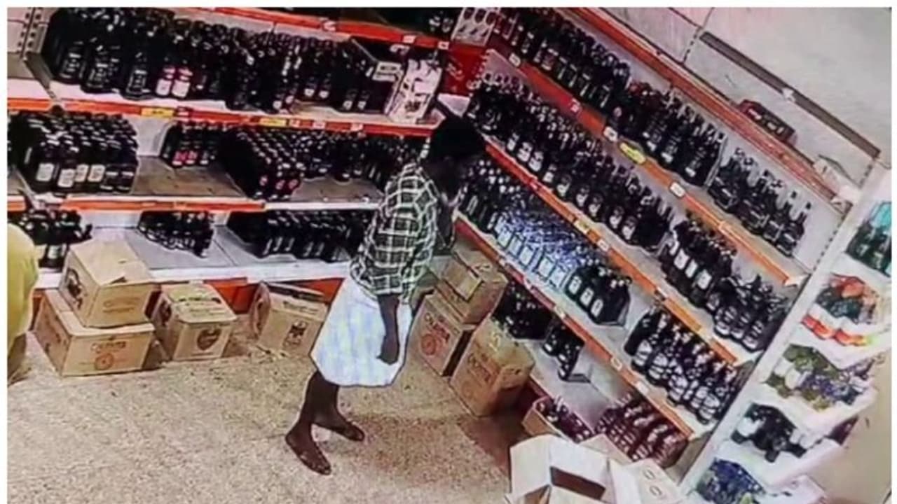 ഒരേ ബിവറേജസ് ഔട്ട്ലെറ്റിൽ ഒരേ ദിവസം തന്നെ കയറി മൂന്ന് തവണ മദ്യം മോഷ്ടിച്ചു; യുവാവ് പിടിയിൽ വീഡിയോ ഒരേ ബിവറേജസ് ഔട്ട്ലെറ്റിൽ ഒരേ ദിവസം തന്നെ കയറി മൂന്ന് തവണ മദ്യം മോഷ്ടിച്ചു; യുവാവ് പിടിയിൽ വീഡിയോ