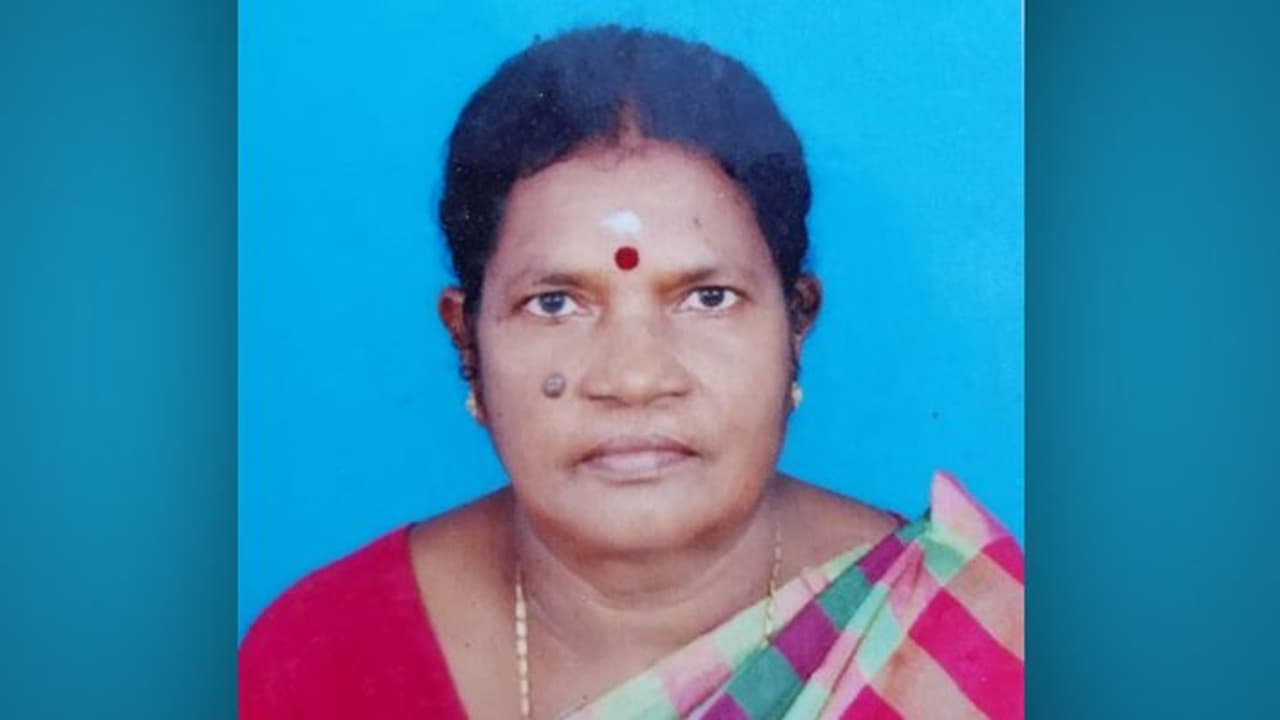 തേങ്ങയിട്ടത് ഇരുമ്പ് തോട്ടി ഉപയോഗിച്ച്, തോട്ടി താഴ്ന്ന് കിടന്ന വൈദ്യുത ലൈനിൽ തട്ടി 60 കാരിക്ക് ദാരുണാന്ത്യം