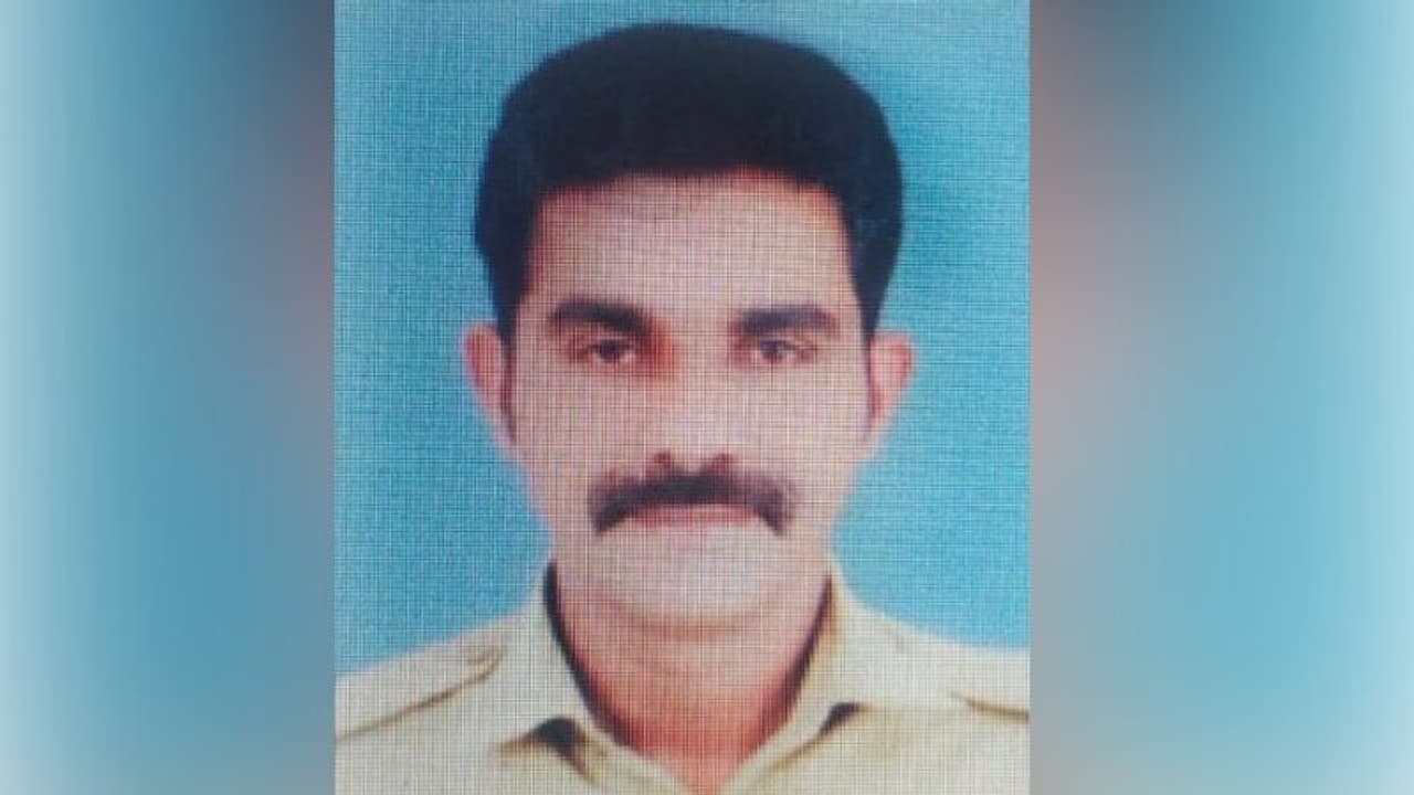 എറണാകുളം ഇൻഫോപാർക്ക് പൊലീസ് സ്റ്റേഷനിലെ പൊലീസുകാരനെ ജീവനൊടുക്കിയ നിലയിൽ കണ്ടെത്തി എറണാകുളം ഇൻഫോപാർക്ക് പൊലീസ് സ്റ്റേഷനിലെ പൊലീസുകാരനെ ജീവനൊടുക്കിയ നിലയിൽ കണ്ടെത്തി
