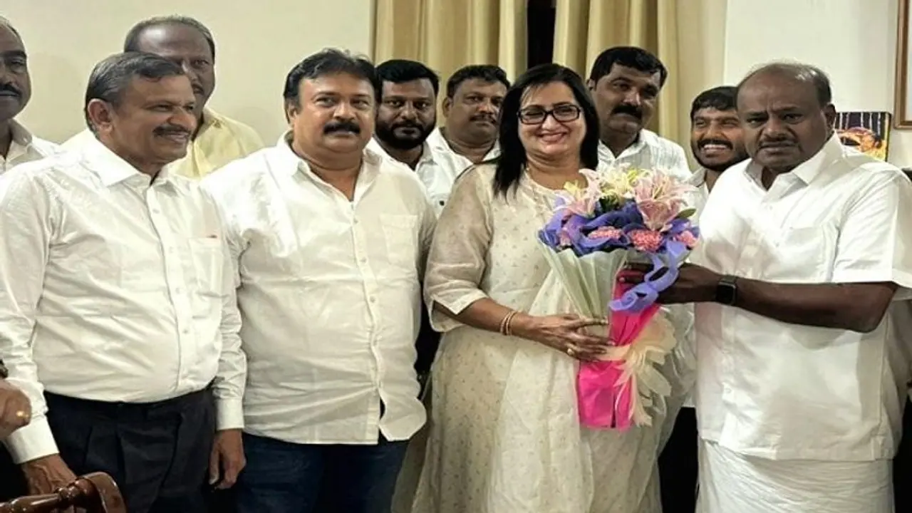 ನೂತನ ಕೇಂದ್ರ ಸಚಿವ ಕುಮಾರಸ್ವಾಮಿಗೆ ಅಭಿನಂದಿಸಿದ ಸುಮಲತಾ ಅಂಬರೀಶ್ ನೂತನ ಕೇಂದ್ರ ಸಚಿವ ಕುಮಾರಸ್ವಾಮಿಗೆ ಅಭಿನಂದಿಸಿದ ಸುಮಲತಾ ಅಂಬರೀಶ್