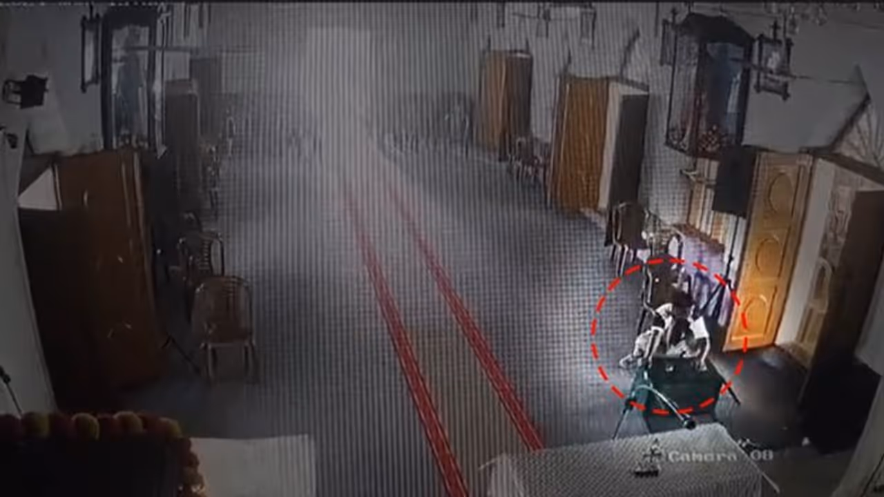 കൂത്താട്ടുകുളം ടൗൺ പള്ളിയിൽ മോഷണ ശ്രമം: ഭണ്ഡാരം തകര്ക്കാന് ശ്രമിക്കുന്നതിനിടെ മോഷ്ടാവ് പിടിയിൽ കൂത്താട്ടുകുളം ടൗൺ പള്ളിയിൽ മോഷണ ശ്രമം: ഭണ്ഡാരം തകര്ക്കാന് ശ്രമിക്കുന്നതിനിടെ മോഷ്ടാവ് പിടിയിൽ