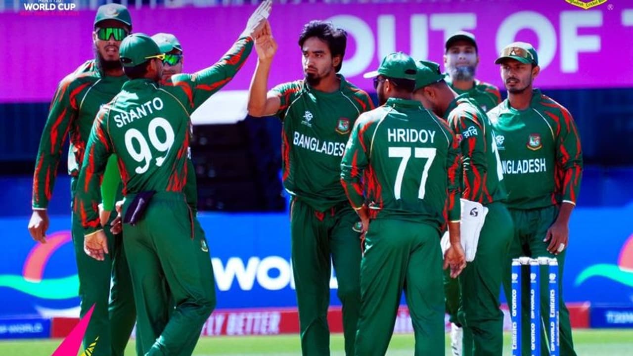 അഫ്ഗാനെ എറിഞ്ഞിട്ട് ബംഗ്ലാദേശ്! കുഞ്ഞന് വിജയലക്ഷ്യം 12.1 ഓവറിനിടെ മറികടന്നാല് സെമി കളിക്കാം, തടസമായി മഴ അഫ്ഗാനെ എറിഞ്ഞിട്ട് ബംഗ്ലാദേശ്! കുഞ്ഞന് വിജയലക്ഷ്യം 12.1 ഓവറിനിടെ മറികടന്നാല് സെമി കളിക്കാം, തടസമായി മഴ