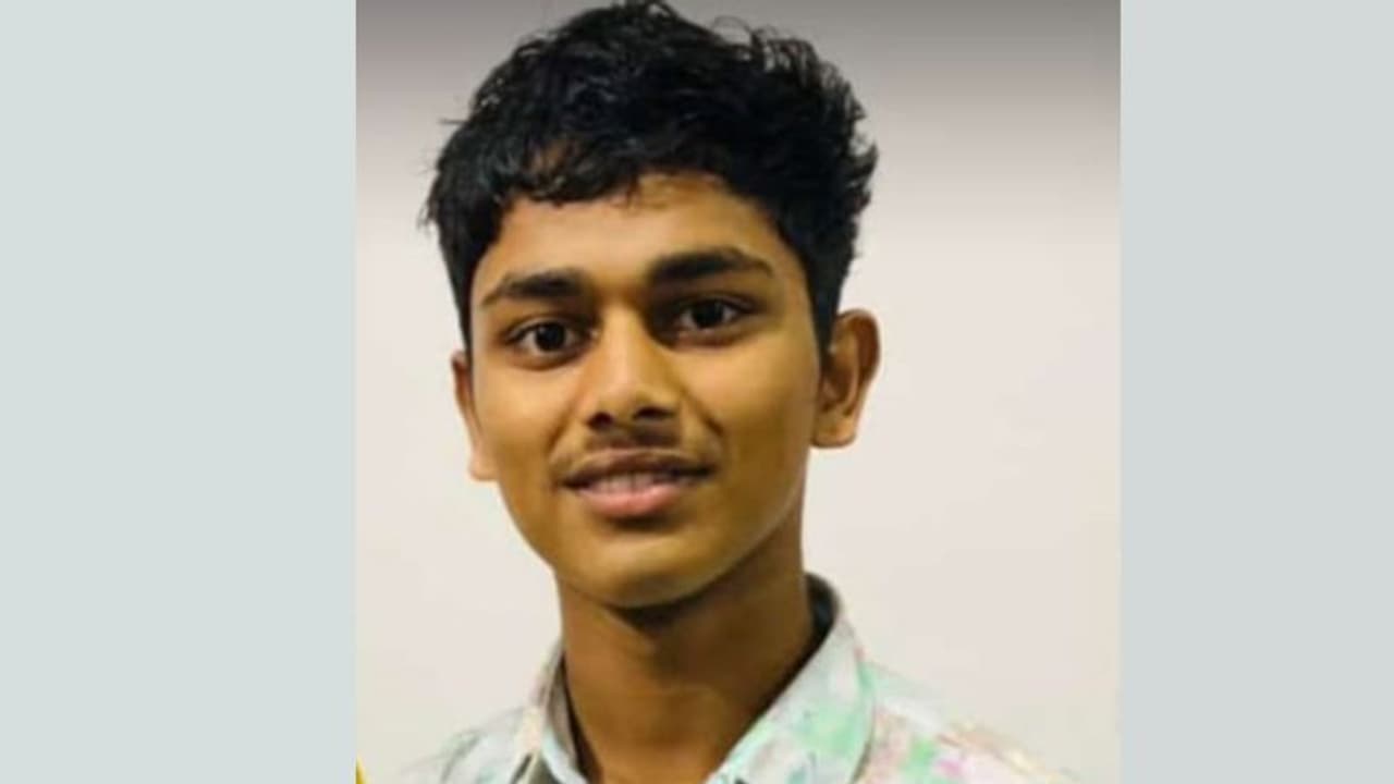 ആദില് ഇനിയില്ല, 16 വയസുകാരന് പുഴയിൽ വീണ് ദാരുണാന്ത്യം; വിങ്ങുന്ന മനസോടെ യാത്രയാക്കി സഹപാഠികള് ആദില് ഇനിയില്ല, 16 വയസുകാരന് പുഴയിൽ വീണ് ദാരുണാന്ത്യം; വിങ്ങുന്ന മനസോടെ യാത്രയാക്കി സഹപാഠികള്